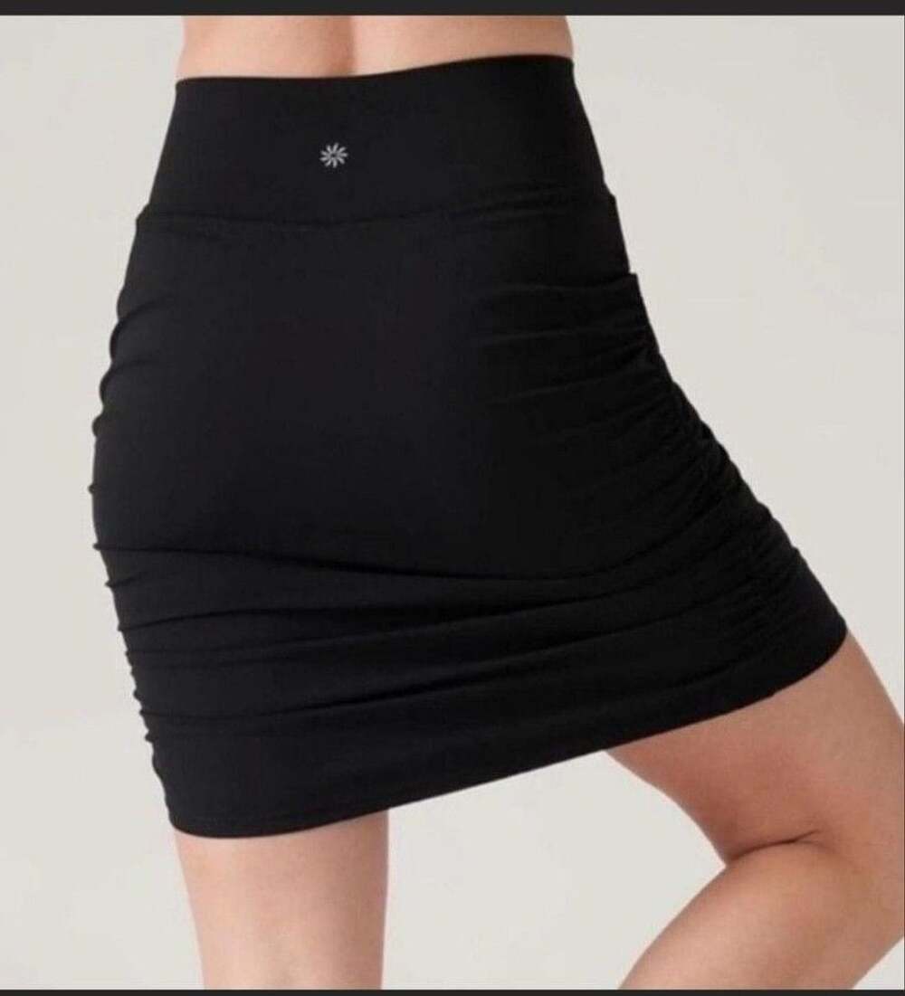 136 Athleta Transcend Skort Size M Black Ruched Athletic Shorts